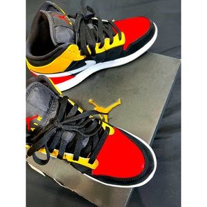 Air Jordan 1 Mid SE Black Team Orange